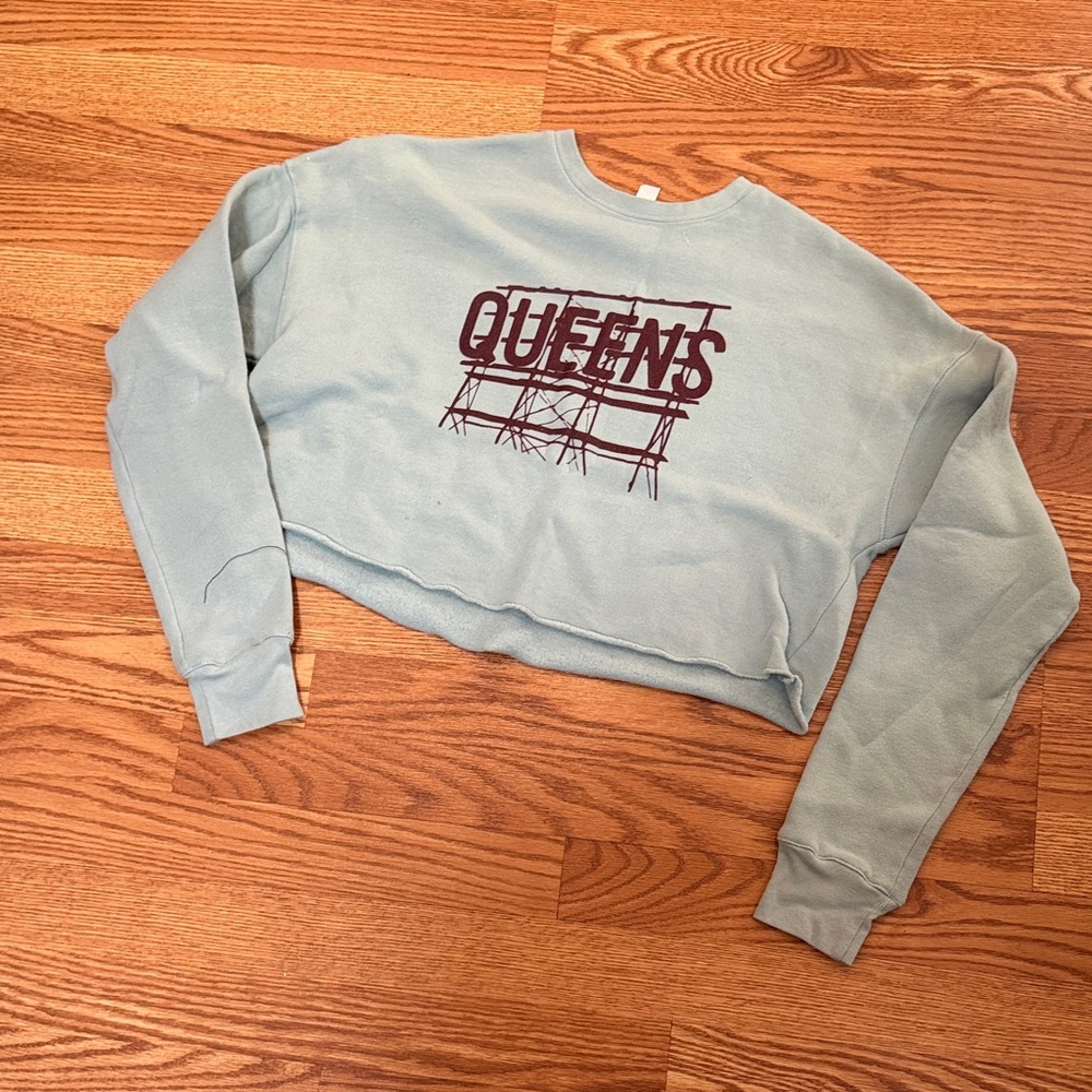 Queens Graphic Cropped Sweatshirt - Light teal/Blue- medium